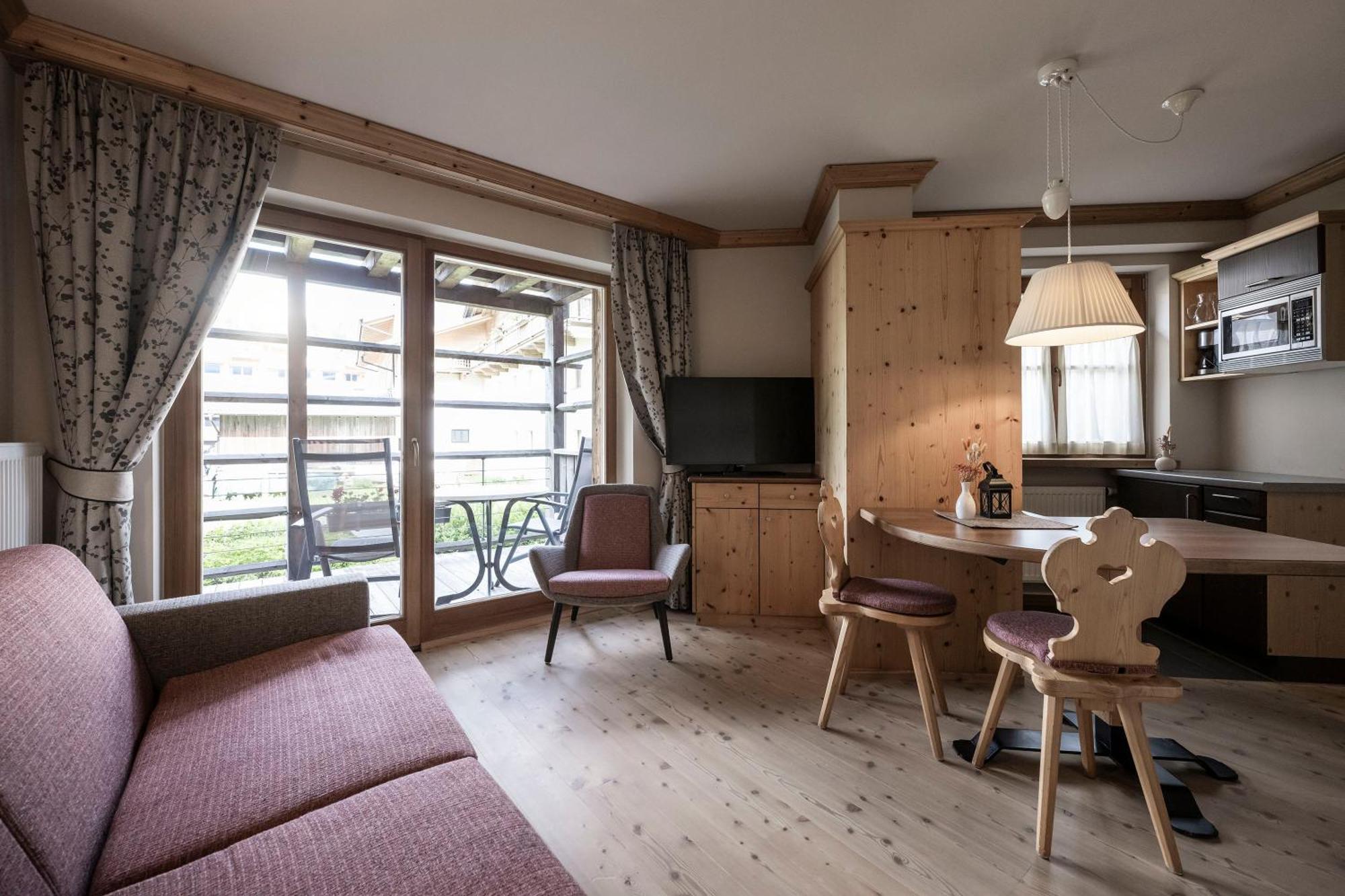Post Alpina - Family Mountain Chalets Сан-Кандидо Номер фото